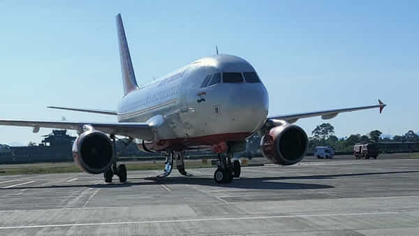 Emergency Landing: విండ్షీల్డ్పై పగుళ్లు.. ఢిల్లీ విమానాశ్రయంలో ఎయిర్ ఇండియా ఎమర్జెన్సీ ల్యాండింగ్.. కట్ చేస్తే..
