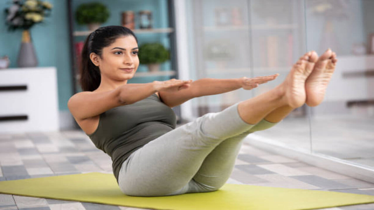 తేలికపాటి వ్యాయామం 
అధిక నొప్పి కారణంగా మహిళలు బహిష్టు సమయంలో వ్యాయామానికి దూరంగా ఉంటారు, అయితే యోగా, నడక మొదలైన తేలికపాటి వ్యాయామాలు చేయడం వల్ల నొప్పి నుండి ఉపశమనం లభిస్తుందని ఒక అధ్యయనం కనుగొంది, అయితే ఈ సమయంలో భారీ పనికి దూరంగా ఉండాలి. వ్యాయామం చేయడం వల్ల ఎండార్ఫిన్‌లు విడుదలవుతాయి, ఇది తిమ్మిరికి సహజమైన నొప్పి నివారిణిగా పనిచేస్తుంది.