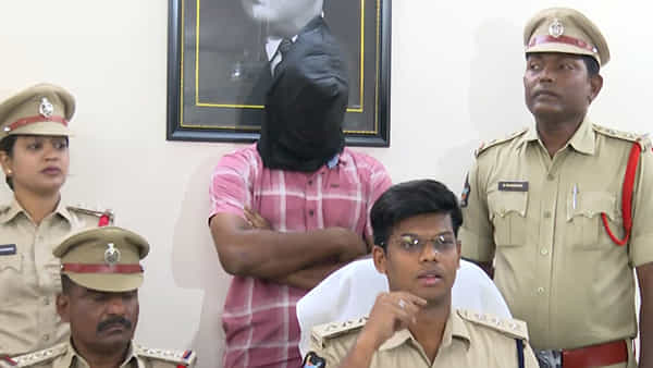 Fake Doctor: ఇంటర్ చదివి డాక్టర్గా మారిన యువకుడు.. ఎనస్తీషియన్ అంటూ బాధితుల నుంచి నగదు వసూలు