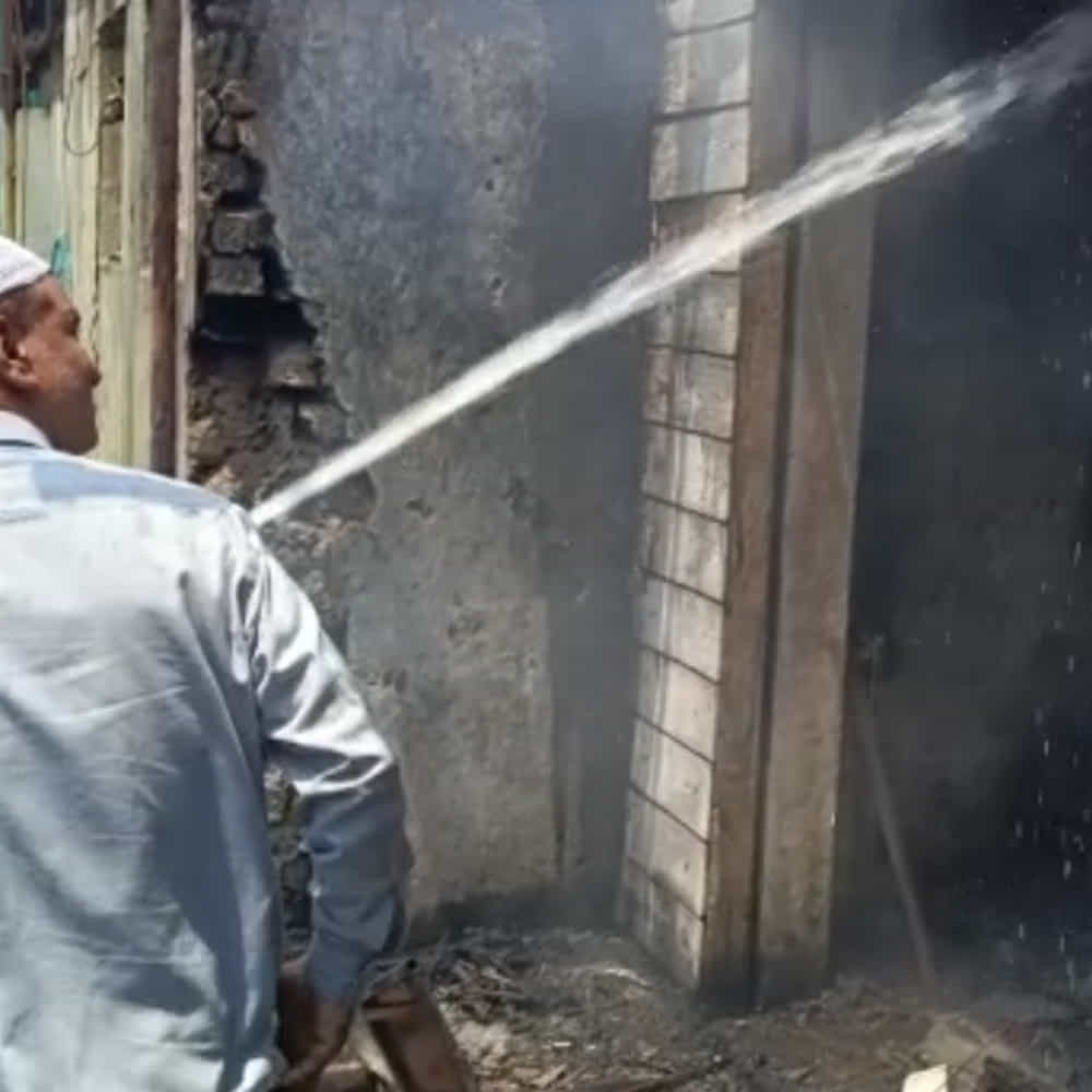 గురువారం మధ్యాహ్నం తన కారులో తెచ్చిన పెట్రోల్​, డీజిల్‌లను డబ్బాలలో నింపుతూ.. సిగరెట్ వెలిగించాడు. ఒక్కసారిగా పెట్రోల్​ ఉన్న బాటిల్​కు ఆ నిప్పు అంటుకుని భారీగా మంటలు చెలరేగాయి. అక్కడ్నుంచి పరుగులు తీయడంతో అతడు ప్రాణాలతో బయటపడ్డాడు.