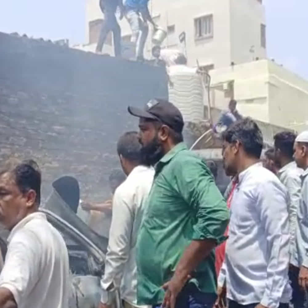 కానీ కారుతో సహా మొత్తం మెకానిక్​ షెడ్​అందులోని ఐదు లక్షలు విలువ చేసే బైక్స్, ఆటో పూర్తిగా కాలిపోయాయి. ఆ షాపు పక్కనే ఉన్న చికెన్​ షాపు సైతం దగ్ధమైంది. స్థానికులు భయాందోళనలతో పరుగులు తీశారు.