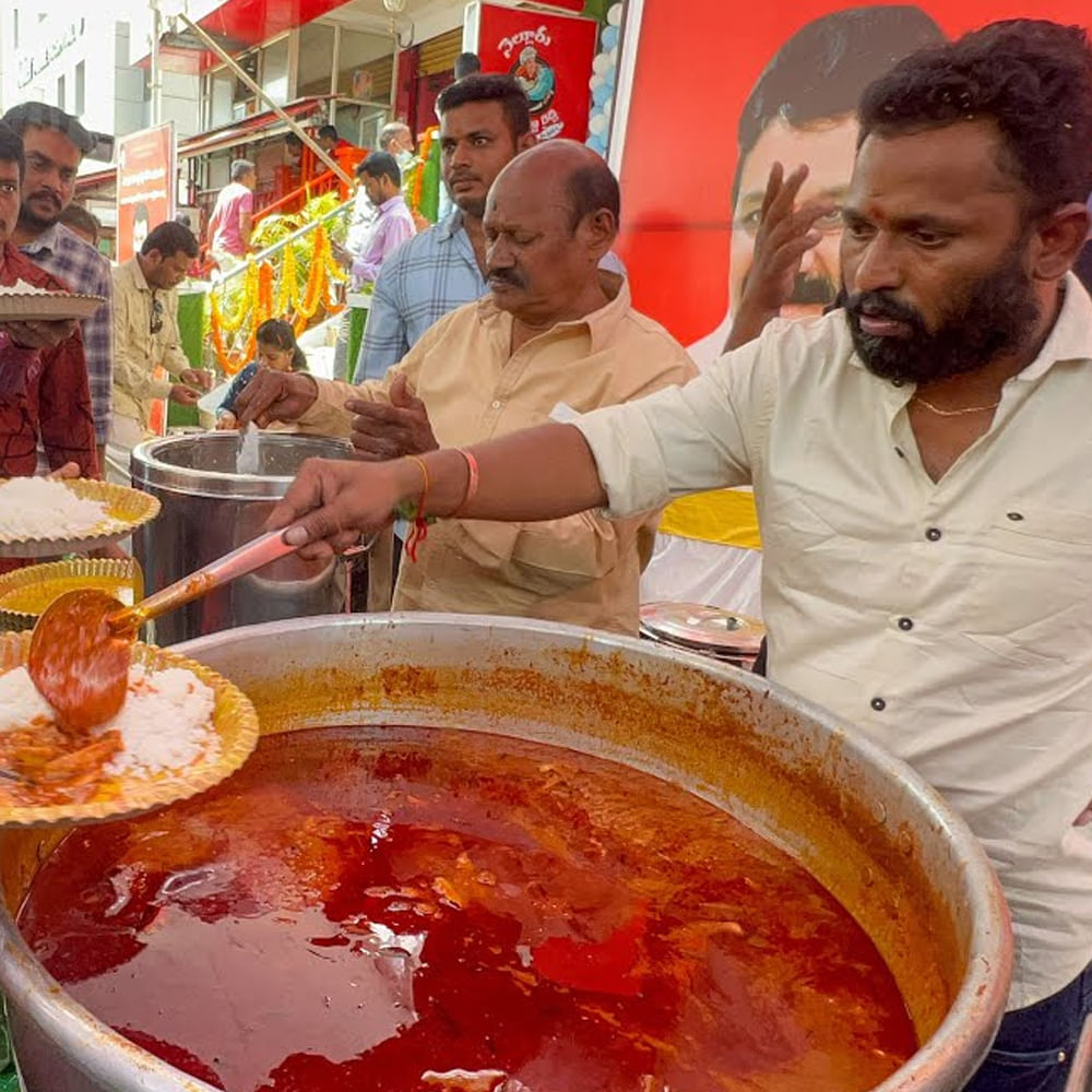 నెల్లూరు స్లైల్లో మామిడికాయ వేసి.. పులుసు చేయిస్తున్నాడు ఆర్పీ. చేపలు కూడా వీలైనంతవరకు అక్కడి నుంచే తెప్పిస్తున్నాడు. కొరమీను పులుసు, బొమ్మిడాయిల పులుసు, సన్న చేపల పులుసు,  రవ్వ చేపల పులుసు, చేప తలకాయ పులుసు అతని దుకాణాల్లో అందుబాటులో ఉన్నాయి. 