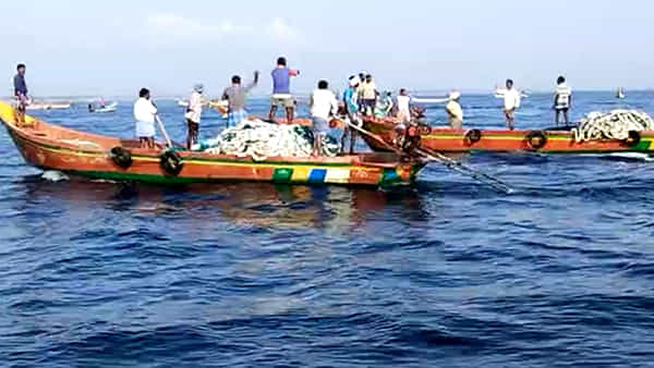 Andhra Pradesh: సీనిమా ఛేజింగ్ను తలపించిన జాలర్ల గొడవ.. సముద్రం మధ్యలో చుట్టుముట్టి..