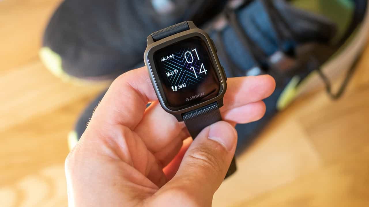 గార్మిన్ వేణు ఎస్క్యూ(Garmin Venu SQ).. దీనిలో హార్ట్ రేట్ మానిటర్, స్లీప్ ట్రాకింగ్, స్ట్రెస్ మానిటరింగ్ సామర్థ్యాలు ఉన్నాయి. ఇది మీరు పని చేయడానికి, విశ్రాంతి తీసుకోవడానికి ఉత్తమ సమయాలను గుర్తించడంలో సహాయపడుతుంది. పల్స్ ఆక్స్ సెన్సార్ 2 పగటిపూట, మీరు నిద్రపోతున్నప్పుడు మీ రక్త ఆక్సిజన్ స్థాయిలను విశ్లేషిస్తుంది. వాచ్ లో ప్రీ-లోడెడ్ వర్కౌట్లు, అంతర్నిర్మిత స్పోర్ట్స్ యాప్లు, వ్యక్తిగత రన్నింగ్ కోచ్తో వస్తుంది. ఈ వాచ్ ధర అధికారిక వెబ్ సైట్ లో రూ. 22,490 నుంచి ప్రారంభమైంది.