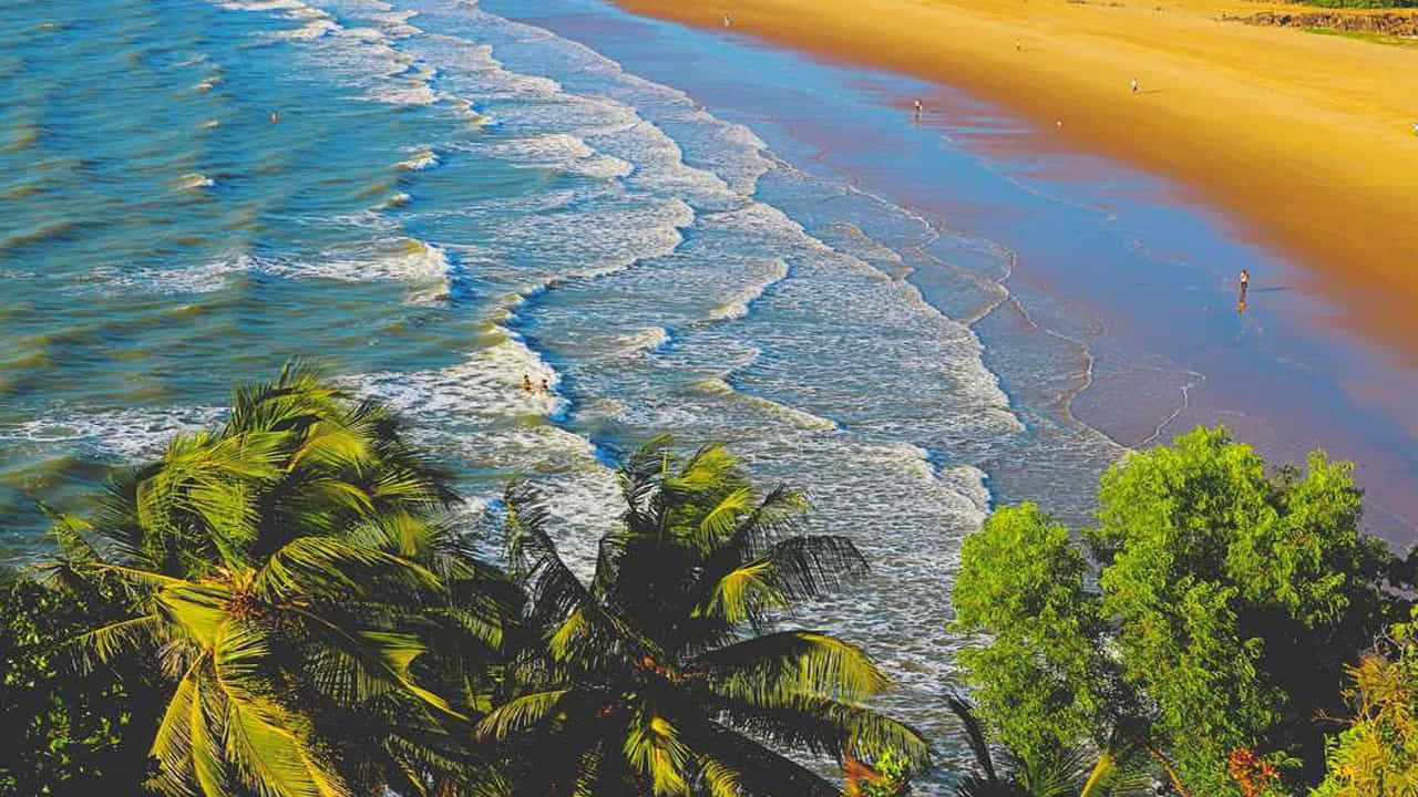 Gokarna- కర్ణాటకలోని గోకర్ణకు వెళ్లవచ్చు. ఇది కర్ణాటకలోని ఒక చిన్న పట్టణం. ఇది అందమైన బీచ్, హిప్పీ సంస్కృతి, అందమైన దృశ్యాలు, పురాతన దేవాలయాలకు ప్రసిద్ధి చెందింది. ఈ ప్రదేశం చాలా ప్రశాంతంగా, ఆహ్లాదకరంగా, శుభ్రంగా ఉంటుంది. మీరు ఒత్తిడి, రద్దీకి దూరంగా నిశ్శబ్ద ప్రదేశంలో గడపాలనుకుంటే మీరు ఇక్కడకు వెళ్లవచ్చు. ఇది ఒంటరి ప్రయాణీకులకు కూడా ప్రసిద్ధి చెందిన ప్రదేశం. మీరు తప్పకుండా ఒకసారి ఇక్కడ సందర్శించాలి.