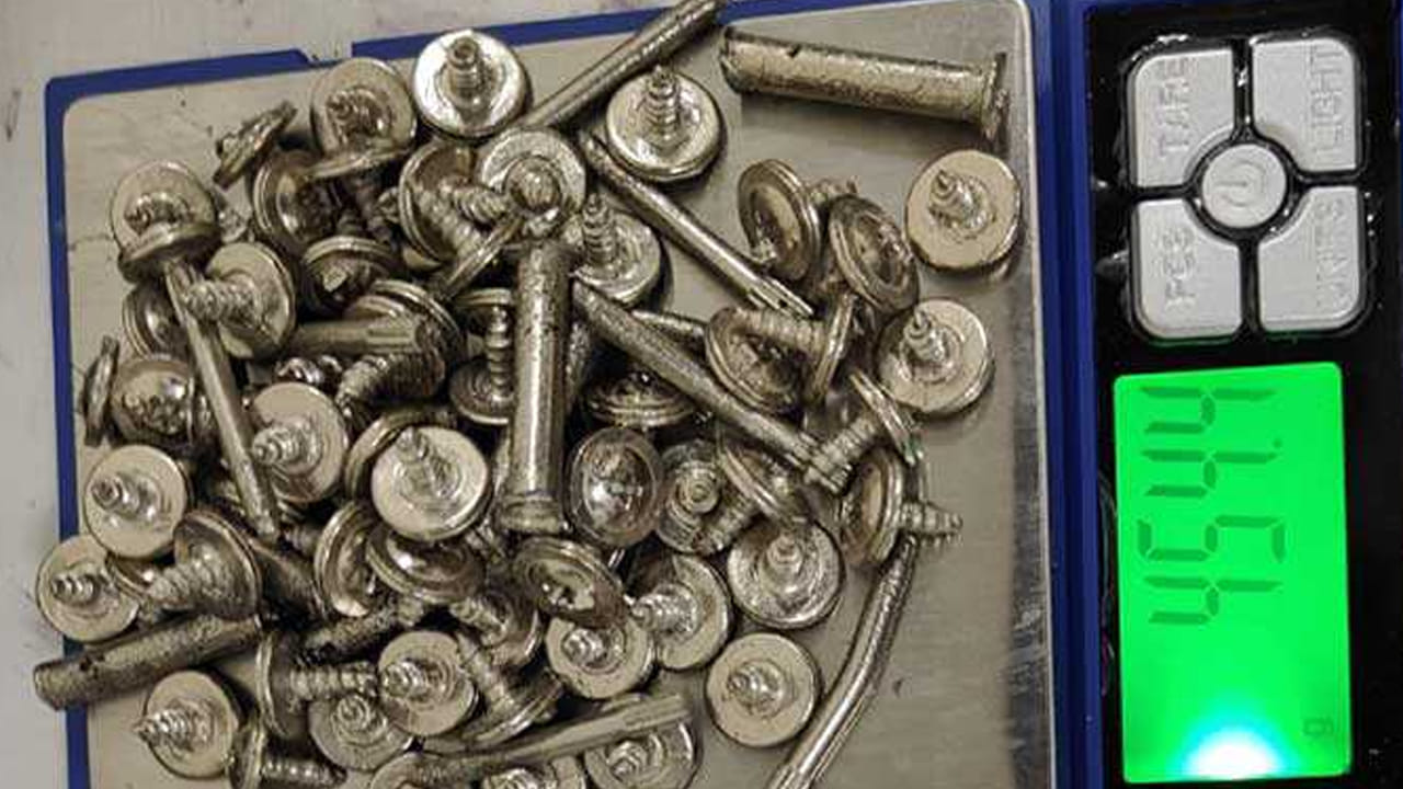 Gold: బోల్ట్‏లు, స్క్రూలతో దుబాయ్ నుంచి వచ్చిన ప్రయాణికుడి.. తనిఖీలు చేయగా...