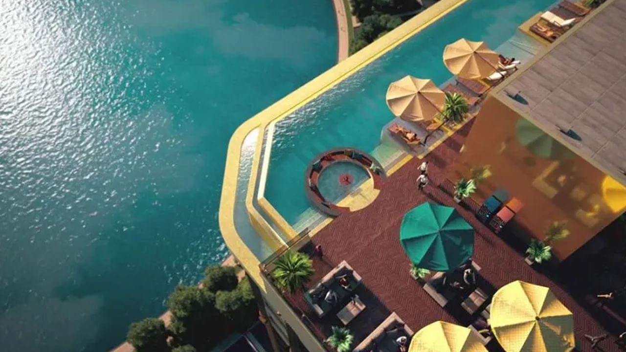 ఈ హోటల్ పైకప్పు మీద ఇన్ఫినిటీ పూల్ కూడా ఉంది. కొలను వెలుపల గోడలపై ఉన్న ఇటుకలు కూడా బంగారంతో కప్పబడి ఉంటాయి. ఈ హోటల్ 2009 లో నిర్మించబడింది. బంగారం మానసిక ఒత్తిడిని దూరం చేస్తుందని నమ్ముతారు. అందుకే ఇది బంగారంతో తయారు చేయబడింది.