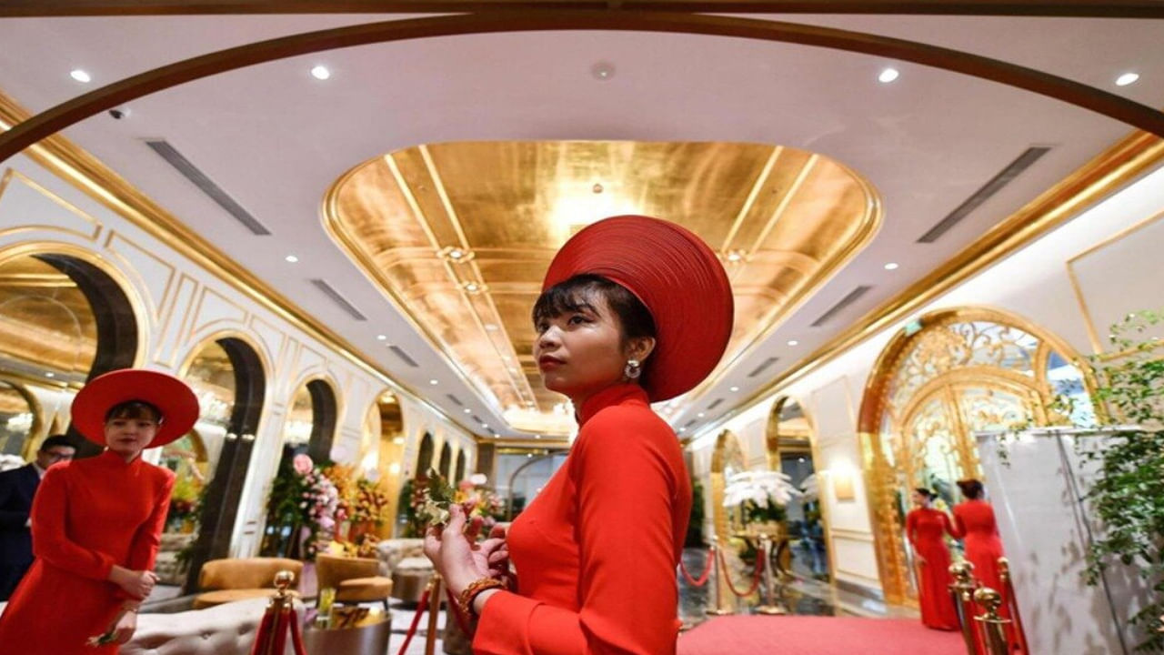 ఉద్యోగుల డ్రెస్ కోడ్ కూడా ప్రత్యేకంగా ఉంటుంది. ఇక్కడి సిబ్బంది దుస్తుల కోడ్ ఎరుపు, బంగారం. ఇక్కడి గదుల్లోని ఫర్నీచర్, ఫర్నిషింగ్లు కూడా గోల్డ్ కోటెడ్తో ఉంటాయి. ఇక్కడ బాత్రూమ్, సింక్, షవర్ అన్నీ బంగారంతో ఉంటాయి.