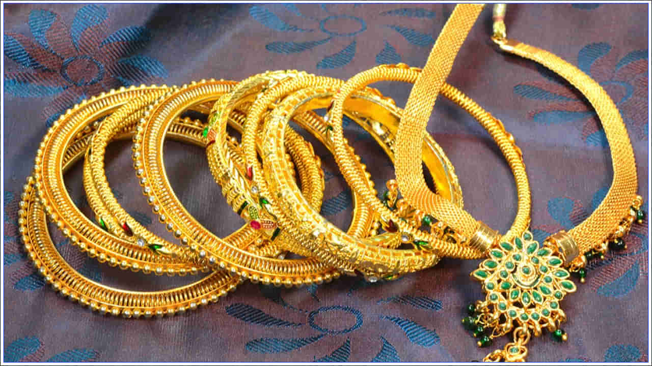 Gold Price Today: పసిడి ప్రియులకు ఊరట.. తెలుగు రాష్ట్రాల్లో బంగారం, వెండి రేట్లు ఎలా ఉన్నాయో తెలుసా..?