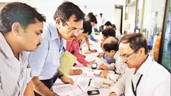 ఇక నుంచి ప్రభుత్వ ఉద్యోగులు ఆఫీస్కు అలా రావొద్దు.. మెజిస్ట్రేట్ కీలక ఆదేశాలు