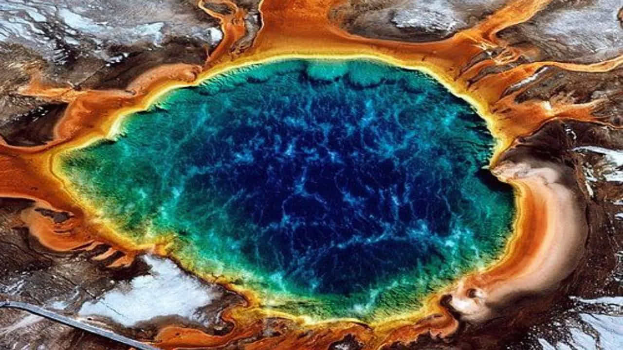 Grand Prismatic Spring Yell- ఈ హాట్ స్ప్రింగ్ యునైటెడ్ స్టేట్స్లో అతిపెద్దది. నీలం రంగు నుండి నారింజ కలర్ వరకు శక్తివంతమైన రంగులను కలిగి ఉంది. ఇది దాదాపు పెయింటింగ్ లాగా కనిపిస్తుంది.