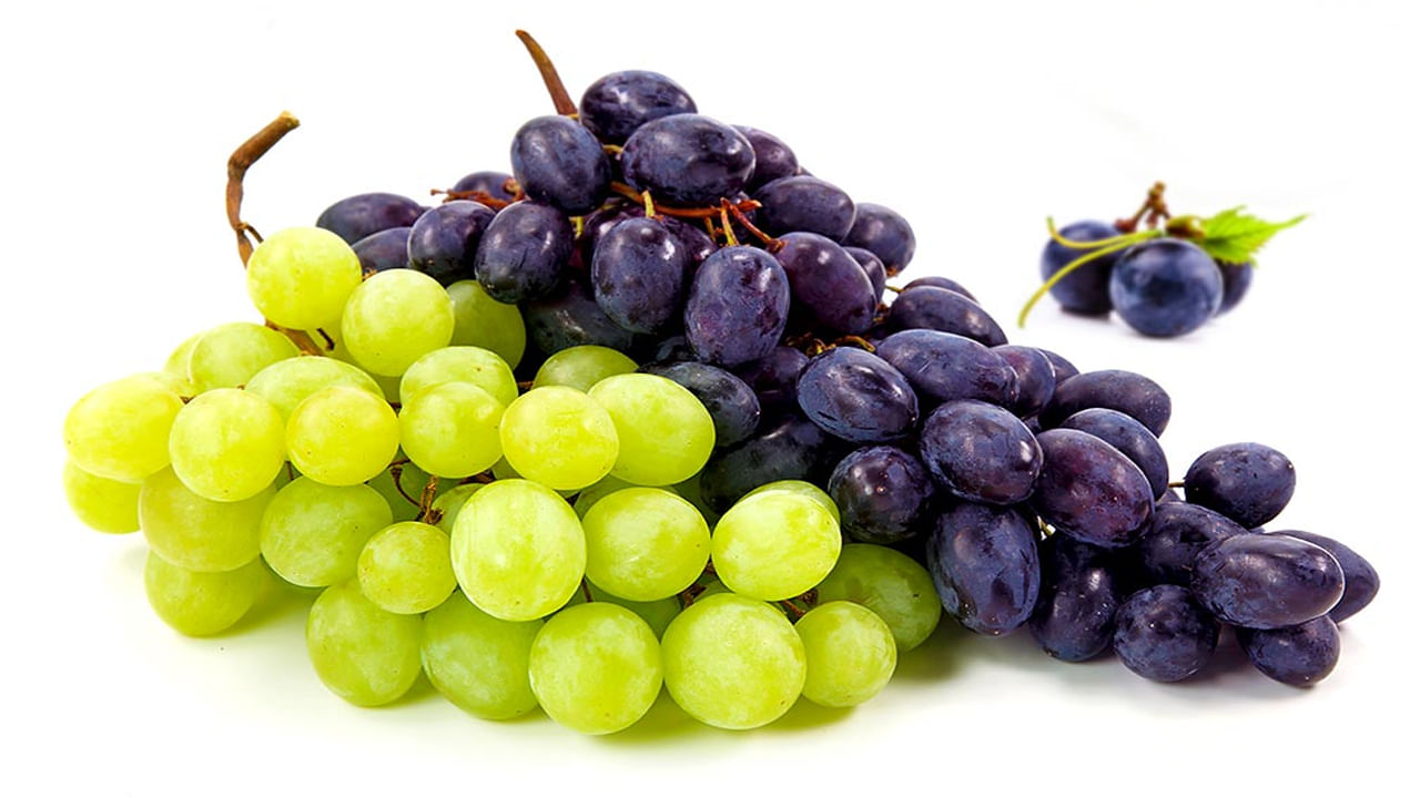 Black Grapes VS Green Grapes: మన ఆరోగ్యానికి బ్లాక్ గ్రేప్స్ మంచిదా.. గ్రీన్ గ్రేప్స్‌తో లాభమా.. నిపుణులు ఏమంటున్నారంటే..