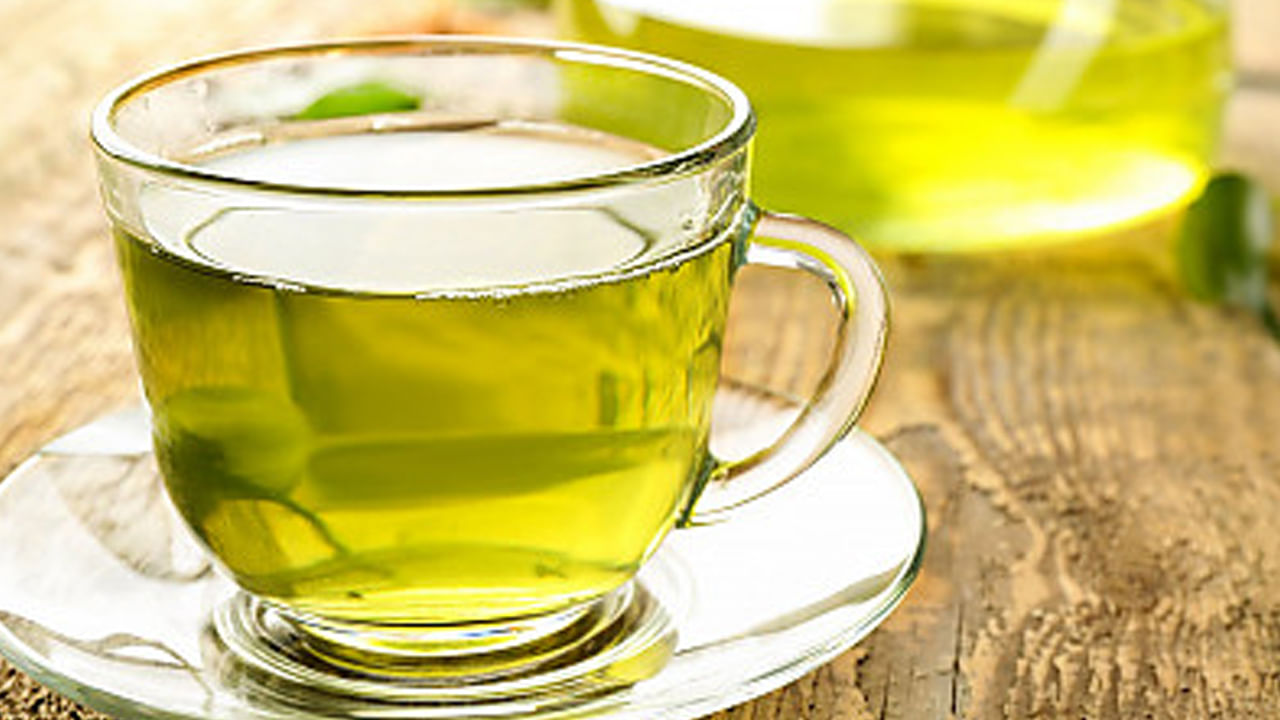 గ్రీన్ టీ తాగడం ఆరోగ్యానికి ఎంతో మేలు చేస్తుంది. ఎందుకంటే ఇందులో చాలా పోషకాలు ఉంటాయి. ఇవి శరీరానికి చాలా మేలు చేస్తాయి. అందుకే.. గ్రీన్ టీ తాగాలని వైద్య నిపుణులు సూచిస్తుంటారు. గ్రీన్ టీలో విటమిన్ సి, విటమిన్ డి, కాల్షియం వంటి పోషకాలు పుష్కలంగా లభిస్తాయి. 