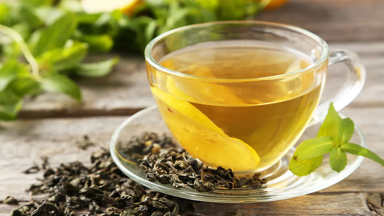 గర్భిణులు: గర్భిణీ స్త్రీలు గ్రీన్ టీ తాగడం మానుకోవాలి. ఎందుకంటే గ్రీన్ టీలో ఉండే కాటెచిన్ సమ్మేళనం గర్భధారణలో ఆందోళనను పెంచుతుంది. ఇంకా ఇది పిల్లలకి హానికరం. అందుకే గర్భిణీలు గ్రీన్ టీ తాగకూడదు.