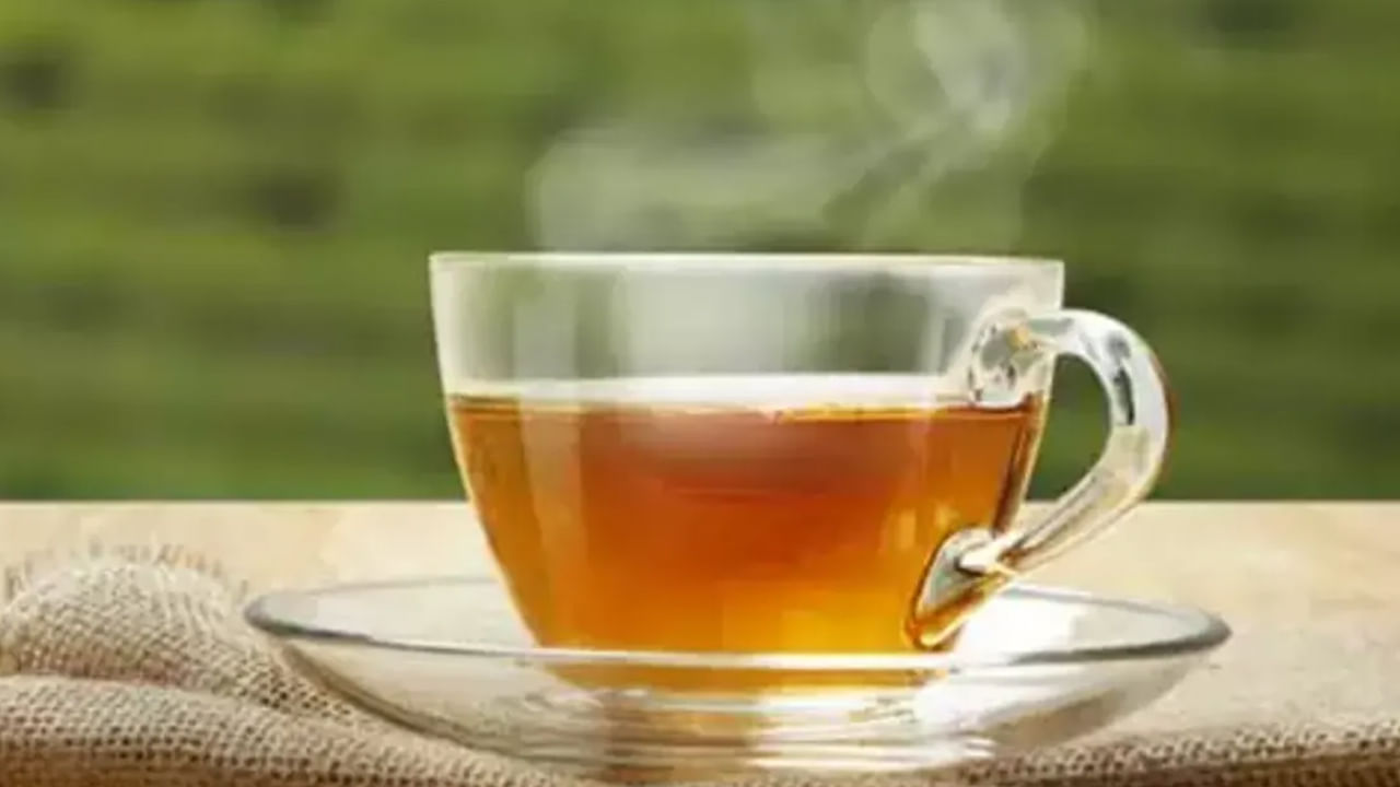 కంటిశుక్లం రోగులు: గ్రీన్ టీ కళ్లకు కూడా హానికరం. గ్రీన్ టీ తాగడం కంటిశుక్లం రోగులకు హానికరమని నిపుణులు పేర్కొంటున్నారు. ఎందుకంటే కంటిశుక్లం రోగులు గ్రీన్ టీ తాగినప్పుడు, కళ్లపై ఒత్తిడి ఏర్పడుతుంది. ఇది క్రమంగా హానికరంగా మారుతుంది.