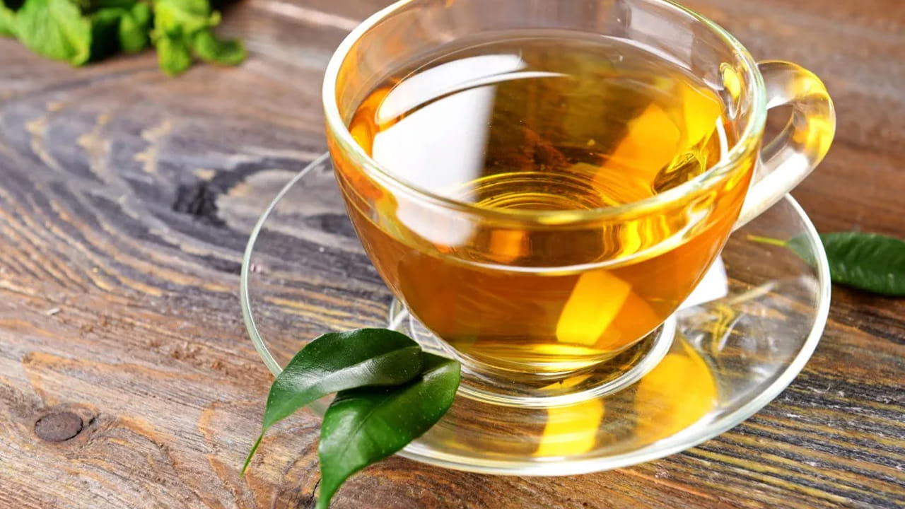 పేలవమైన జీర్ణక్రియ ఉన్నవారు: బలహీనమైన జీర్ణక్రియ ఉన్నవారికి గ్రీన్ టీ తాగడం చాలా హానికరం. ఇందులో ఉండే టానిన్ అనే మూలకం కడుపులో యాసిడ్‌ను పెంచడానికి పని చేస్తుంది. దీని కారణంగా ఇది అపానవాయువుకు కారణమవుతుంది.