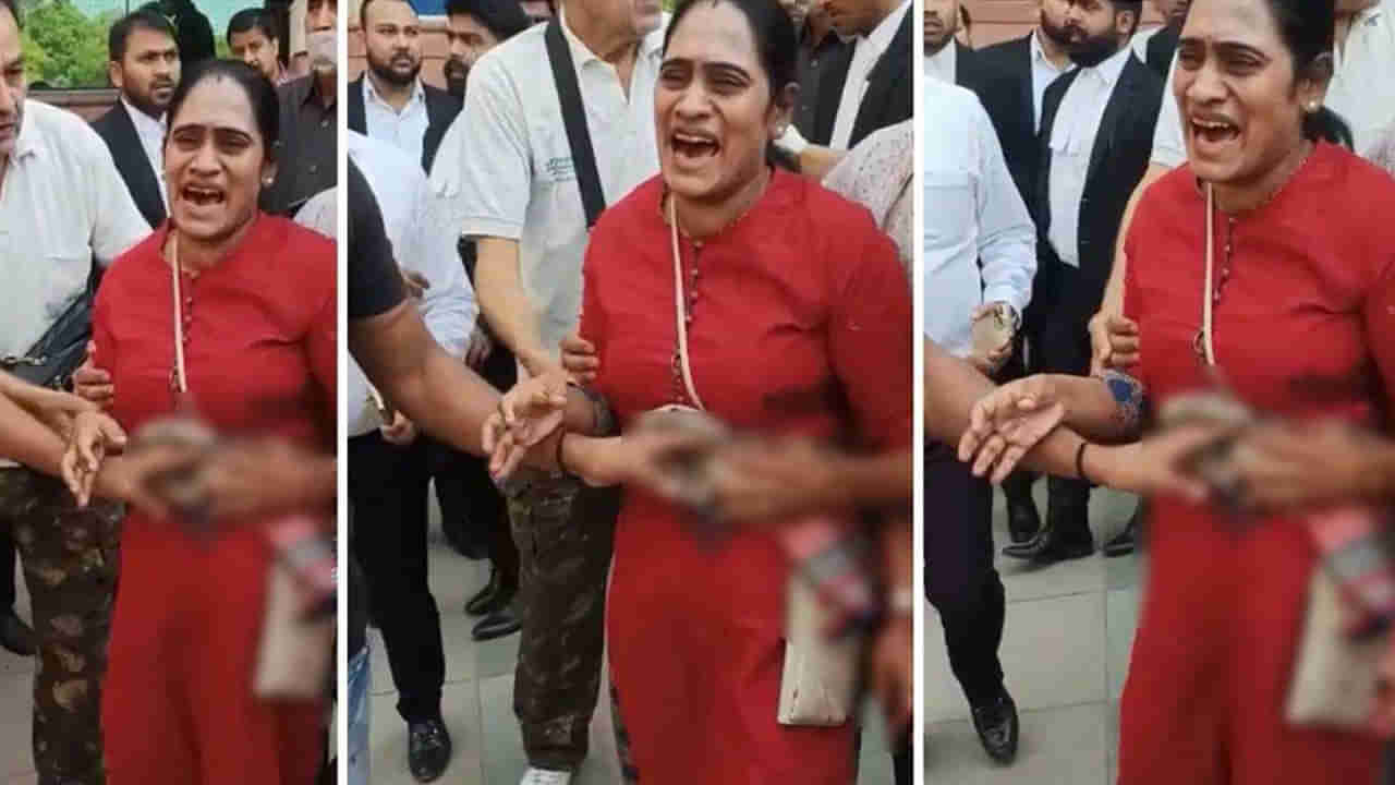 Gun Firing: ఢిల్లీ కోర్టులో కాల్పుల కలకలం.. లాయర్ దుస్తుల్లో అగంతకుడి ఫైరింగ్.. పలువురికి తీవ్ర గాయాలు