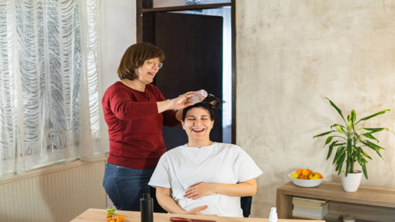 మీ స్వంత జుట్టుకు రంగు వేసేటప్పుడు చేతి తొడుగులు ధరించండి; మీకు ఏవైనా అలెర్జీ ప్రతిచర్యలు ఉన్నాయో లేదో తెలుసుకోవడానికి ఒక చిన్న విభాగంలో రంగును పరీక్షించండి; సూచనలను జాగ్రత్తగా చదవండి. మీ జుట్టు మీద రసాయనాన్ని అవసరమైన దానికంటే ఎక్కువసేపు ఉంచవద్దు. రంగు వేసిన తర్వాత, మీ జుట్టును బాగా కడగాలి.