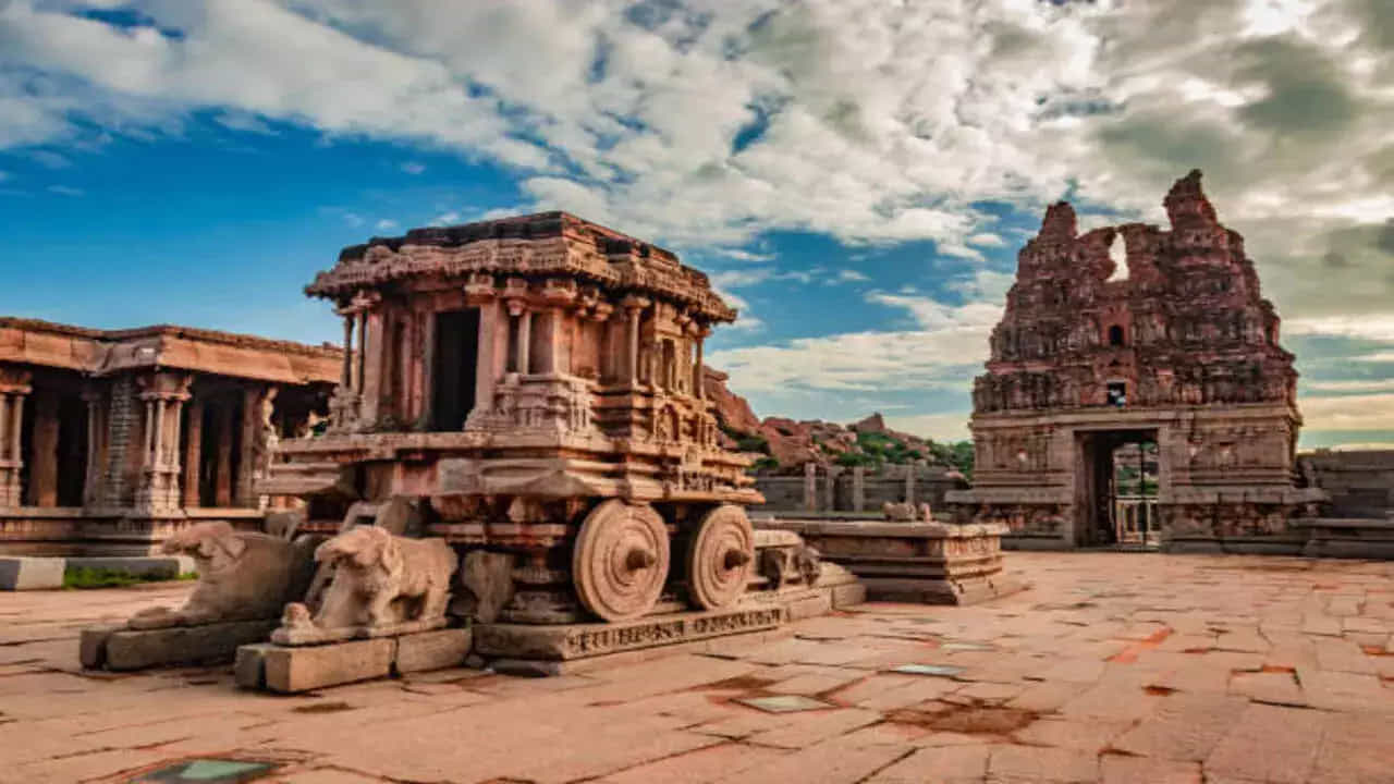 హంపి స్మారక చిహ్నాలు: కర్ణాటకలోని హంపి స్మారక చిహ్నాలు ఒకప్పటి విజయనగర సామ్రాజ్యం రాజధాని అవశేషాలకు విస్తారమైన స్మారక చిహ్నం. ఈ హంపి స్మారక చిహ్నాల సముదాయాలలో విస్తృతమైన దేవాలయాలు, రాజభవనాలు, ఇతర నిర్మాణాలకు ఉంటాయి.ప్రపంచ వారసత్వ ప్రదేశంగా యునెస్కో గుర్తించిన ఈ ప్రదేశాన్ని చూసేందుకు ప్రపంచ నలుమూలల నుంచి కూడా పర్యాటకులు విస్తృతంగా వస్తుంటారు.