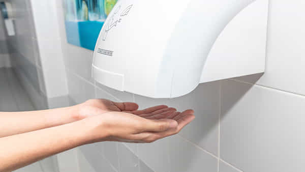 Hand Dryer: హ్యాండ్ డ్రైయర్తో చేతులు ఆరబెట్టుకోవడం సురక్షితమా.. కాదా.. తాజా పరిశోధనల్లో సంచలన విషయాలు..