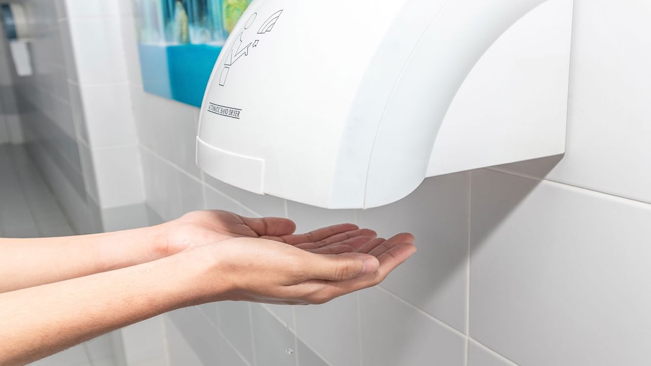 Hand Dryer: హ్యాండ్ డ్రైయర్‌తో చేతులు ఆరబెట్టుకోవడం సురక్షితమా.. కాదా.. తాజా పరిశోధనల్లో సంచలన విషయాలు..