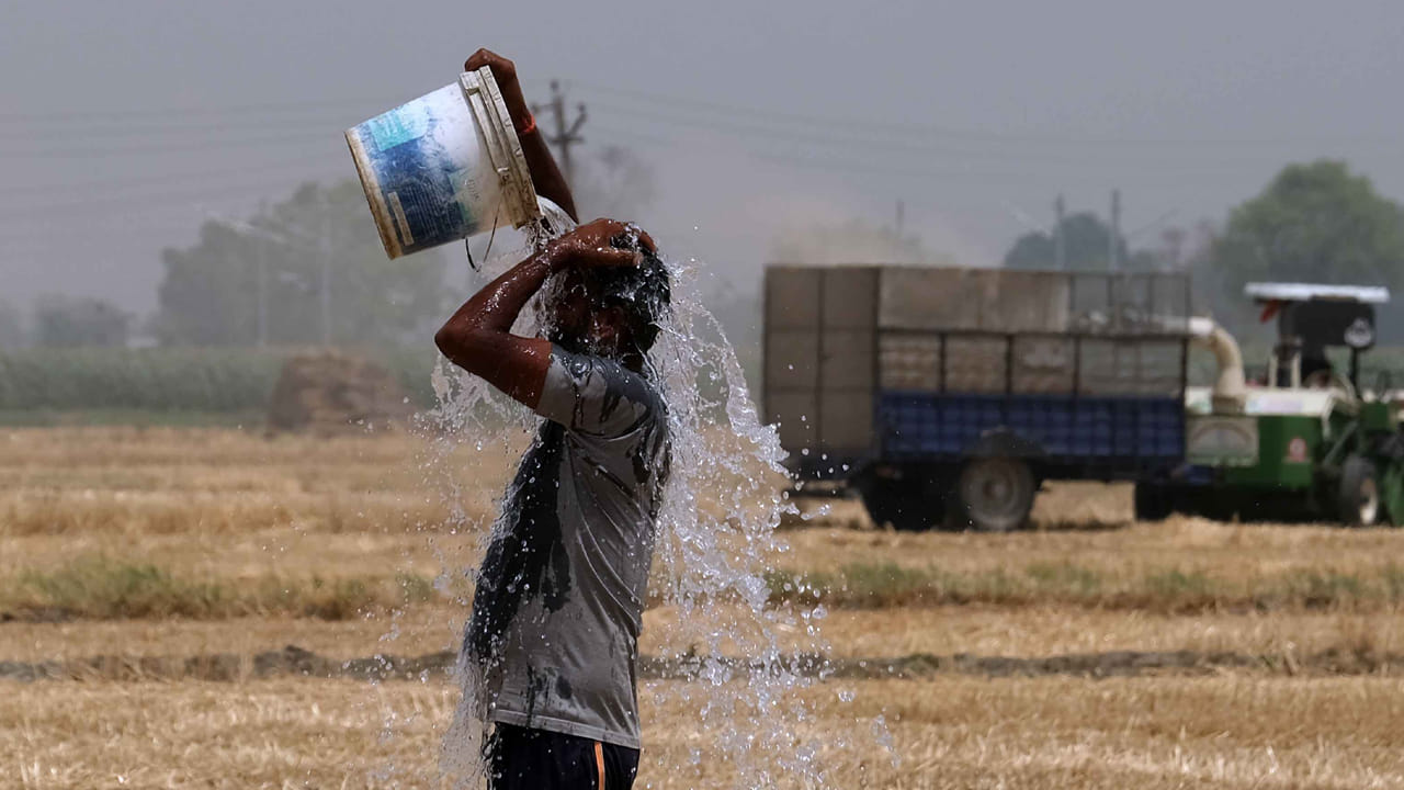 అలాగే రాష్ట్రవ్యాప్తంగా ఆగ్నేయ నుంచి నైరుతి దిశలో గాలులు వీస్తుండటంతో ఉత్తర కోస్తా, దక్షిణ కోస్తా ప్రాంతాలలో రాబోయే 3 రోజుల్లో పొడి వాతావరణం ఏర్పడే అవకాశం ఉందని వాతావరణ శాఖ వెల్లడించింది. 