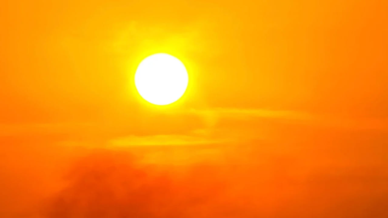 ఐఎండి అంచనాల ప్రకారం ఈరోజు 4 మండలాల్లో తీవ్ర వడగాల్పులు,126 మండలాల్లో వడగాల్పులు వీచే అవకాశం అవకాశం ఉంది. కావున ప్రజలు అప్రమత్తంగా ఉండాలని.. ఎండ బారిన పడకుండా తగిన జాగ్రత్తలు తీసుకోవాలని తెలిపింది.