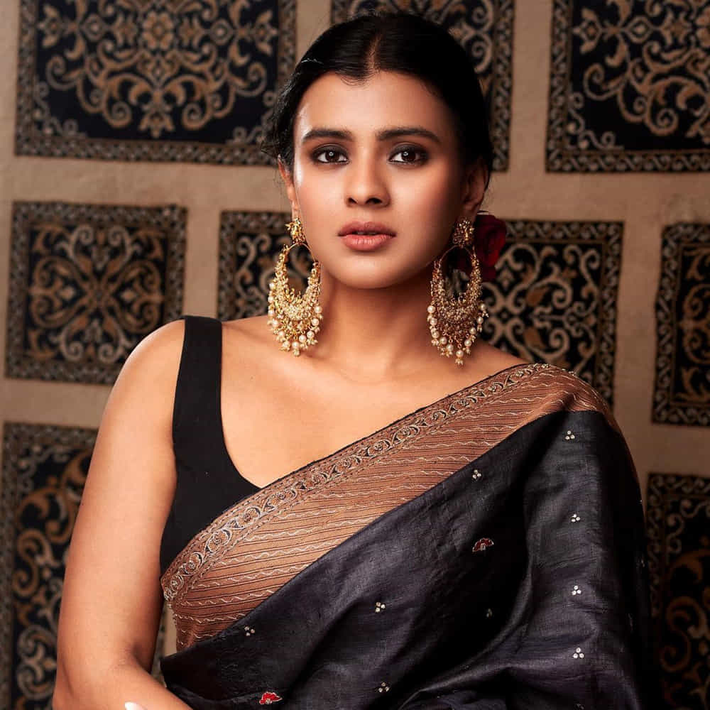 కుమారి 21ఎఫ్’ సినిమాతో తెలుగు ప్రేక్షకులను తనవైపు తిప్పుకుంది అందాల తార హెబ్బా పటేల్. తొలి సినిమాతోనే తన గ్లామర్, నటతో మెస్మరైజ్ చేసిందీ బ్యూటీ. ఎప్పుడు సోషల్ మీడియాలో కొత్త కొత్త ఫోటోషూట్ తో కుర్రకారును ఎట్రాక్ట్ చేస్తుంది.తాజాగా న్యూ ఫొటోస్ తో అలరించింది ఈ అమ్మడు.