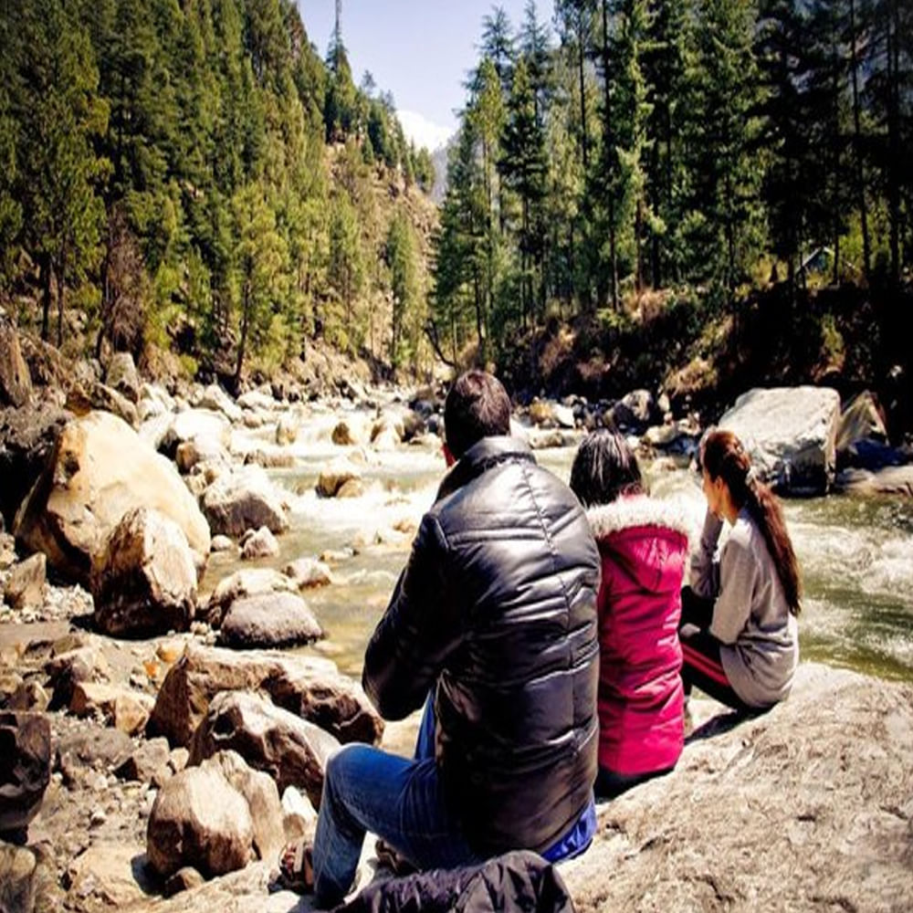 తోలు జాకెట్, స్వెటర్ హిల్ స్టేషన్ వద్ద ఉష్ణోగ్రత చాలా తక్కువగా ఉంటుంది. కాబట్టి మీతో ఒక లెదర్ జాకెట్ తీసుకువెళ్లండి. ఎందుకంటే ఈ జాకెట్ మీ శరీరాన్ని వెచ్చగా ఉంచుతుంది. దీంతో పాటు అదనంగా ఒకటి లేదా రెండు స్వెటర్లను కూడా తీసుకువెళితే మంచిది.