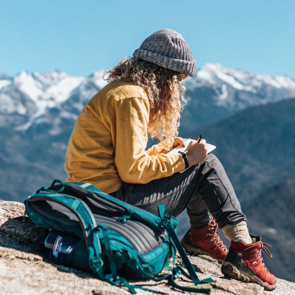 మఫ్లర్ లేదా క్యాప్ చాలా సమయం స్వెటర్లు ధరించడం వల్ల అలర్జీలు వస్తాయి. కాబట్టి మీరు హిల్ స్టేషన్కు వెళ్లినప్పుడు మఫ్లర్ లేదా క్యాప్ ఉంటే మంచిది. ఇవి శరీరాన్ని వెచ్చగా ఉంచుతాయి. అంతేకాదు తేలికగా ఉంటాయి.