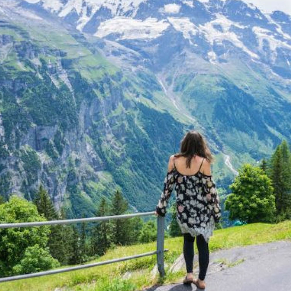 ఒకవేళ మీరు భారతదేశంలోని ఏదైనా హిల్ స్టేషన్ని సందర్శించాలనుకుంటే కచ్చితంగా కొన్ని వస్తువులను మీ బ్యాగ్లో ఉంచుకోవాలి. లేదంటే చాలా ప్రమాదంలో పడుతారు. ఆ వస్తువులు ఏంటో తెలుసుకుందాం.