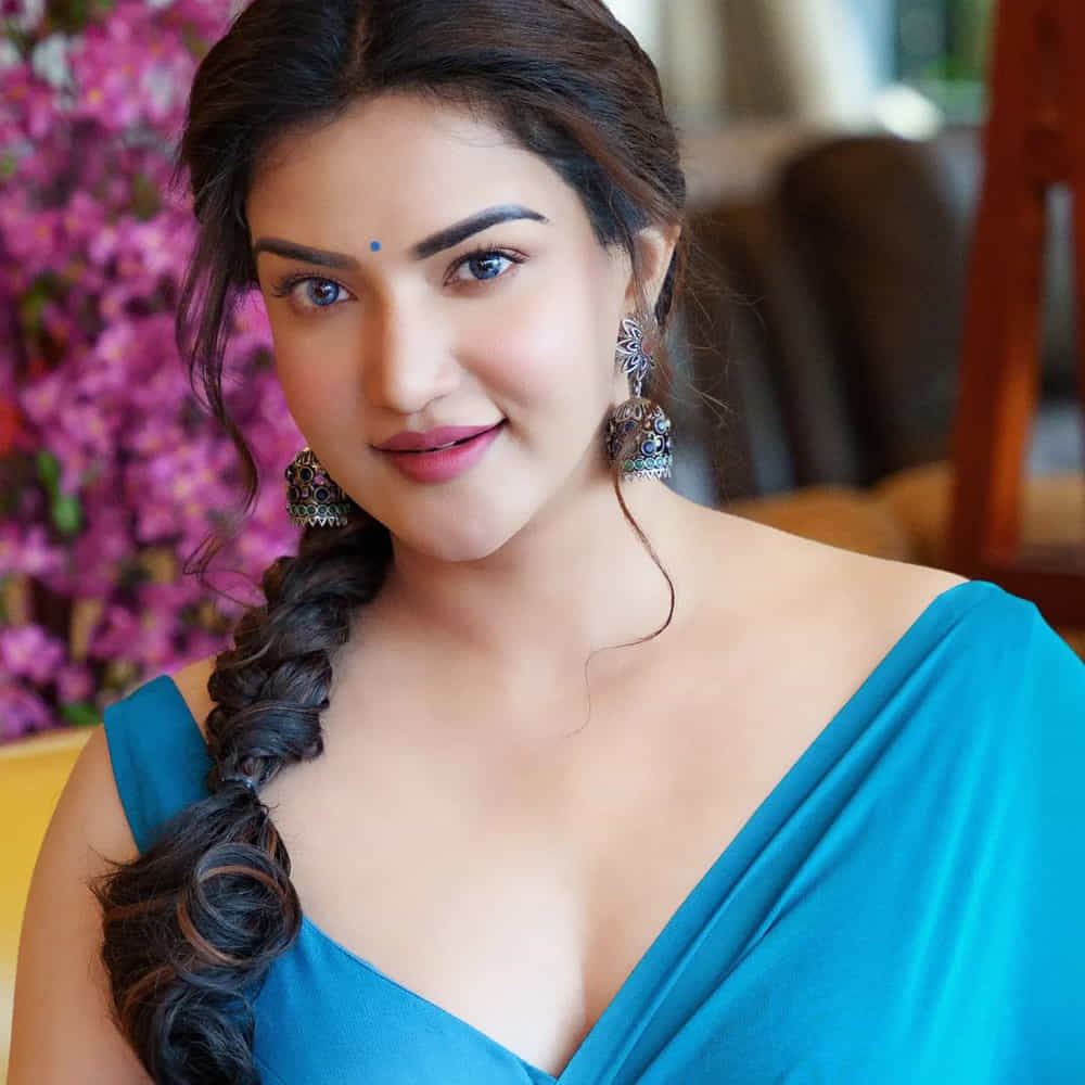వీరసింహారెడ్డి మూవీతో తెలుగులో ఎంట్రీ ఇచ్చిన మలయాళీ ముద్దుగుమ్మ 'హనీ రోజ్'. ఒక్క సినిమాతోనే తన అందం, అభినయంతో అందరి చూపు తనవైపు తిప్పుకుంది ఓ ముద్దుగుమ్మ.అందం సైతం అసూయ పడేట్టుగా ఉన్న ఆ ముద్దుగుమ్మ వావ్ ఫొటోస్