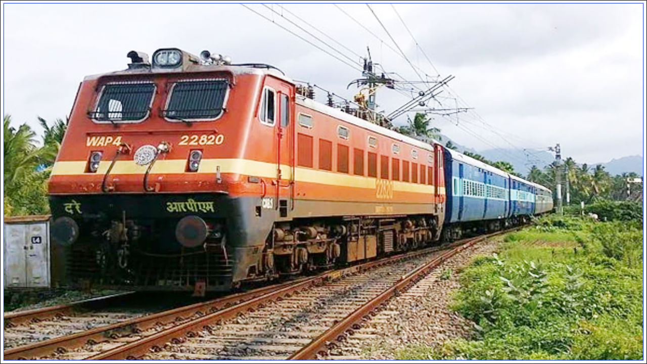 Indian Railways: స్లీపర్ క్లాస్ టికెట్‌తో ఏసీ కోచ్‌లో ప్రయాణించాలా.? అయితే ఇలా చేయండి.!