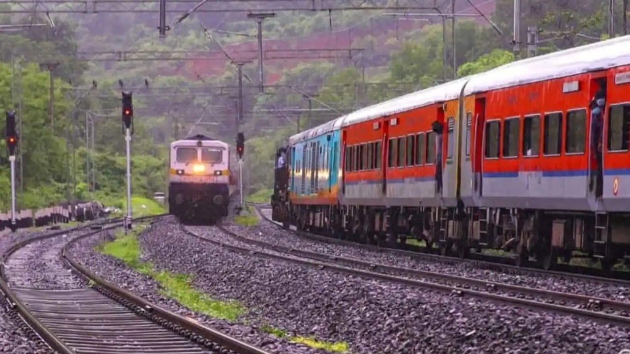 Indian Railway Rules: కదులుతున్న రైలు నుంచి మొబైల్, పర్స్ పడిపోయిందా? అయితే ఏం చేయాలి..?