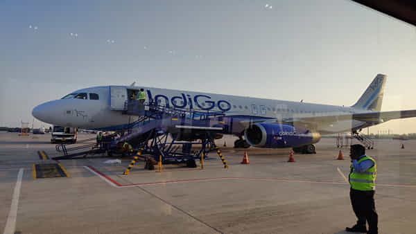 Emergency Landing: శంషాబాద్లో ఇండిగో విమానం అత్యవసర ల్యాండింగ్.. ఫ్లైట్లో137 మంది ప్రయాణికులు..