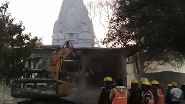 ఆలయంలో అక్రమనిర్మాణం.. బుల్డోజర్తో కూల్చివేసిన మున్సిపల్ కార్పొరేషన్..!