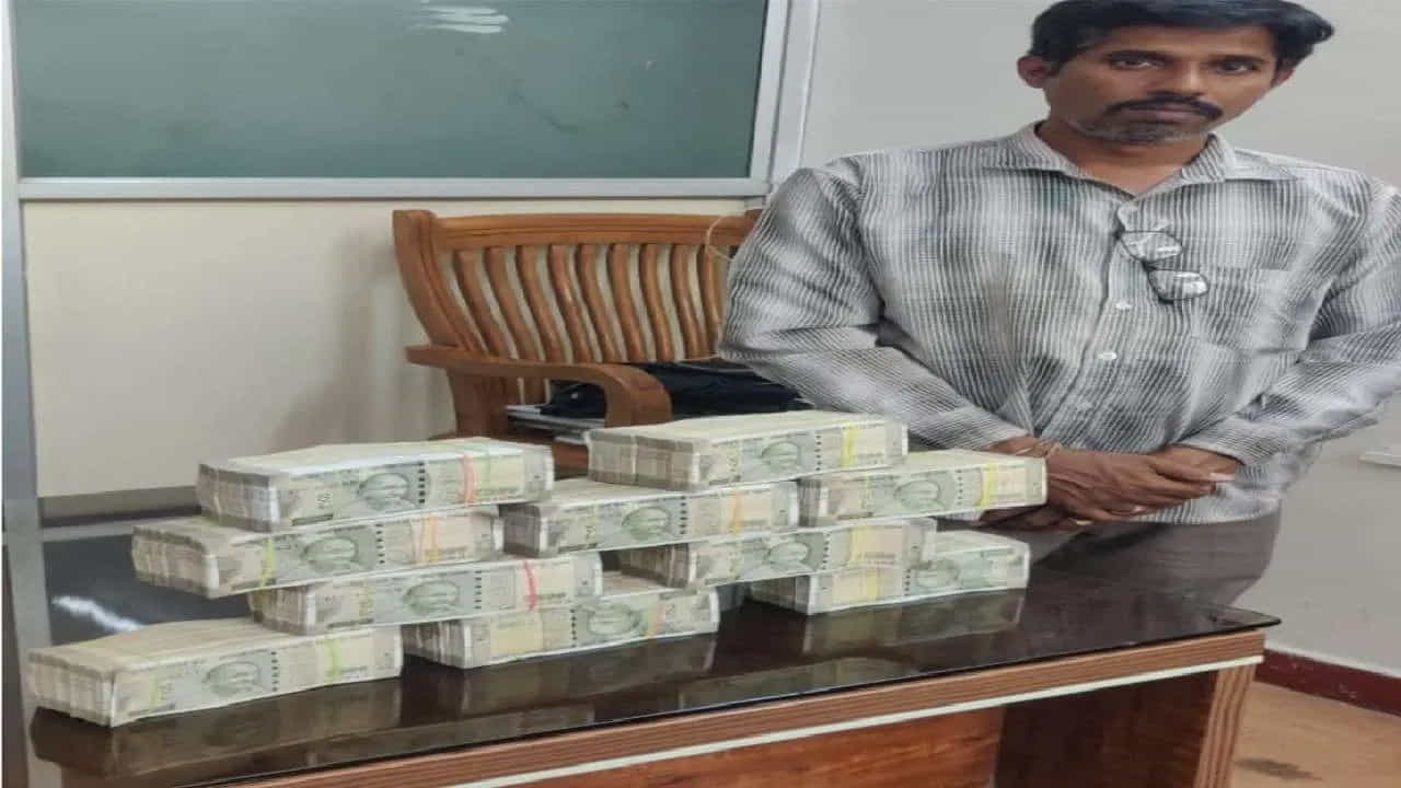 ఐపీఎల్ టోర్నీ క్రికెట్ అభిమానులకు వినోదాన్ని పంచుతుండగా, అదే ఐపీఎల్ మ్యాచ్లపై బెట్టింగ్ల వ్యాపారం నిర్వహిస్తున్న నెట్వర్క్ బెంగళూరులో దొరికింది. ఐపీఎల్ క్రికెట్ బెట్టింగ్ కేసుకు సంబంధించి సీసీబీ పోలీసులు 30కి పైగా కేసులు నమోదు చేసి 160 మందిని అరెస్ట్ చేసి రూ.62 లక్షలు స్వాధీనం చేసుకున్నారు.