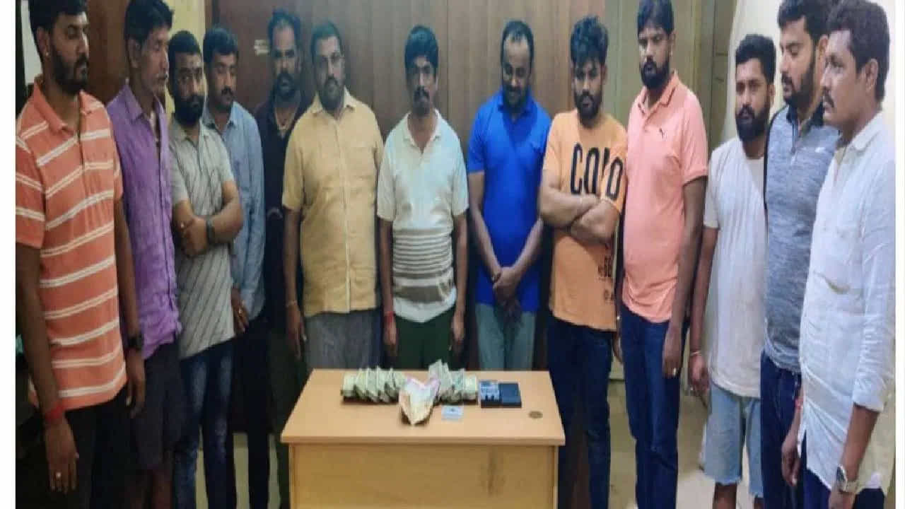 బెట్టింగ్ రాకెట్ కు సంబంధించి నగరంలోని పలు పోలీస్ స్టేషన్లలో కేసులు నమోదు కాగా, ఇంకా పలువురు జూదగాళ్లపై సీసీబీ పోలీసులు నిఘా పెట్టారు. ఐపీఎల్ మ్యాచ్ రోజున ఆన్లైన్లో, వివిధ యాప్ల ద్వారా లక్షల్లో బెట్టింగ్లు జరిగాయి. ట్రాఫికర్లు బంతి బంతికి పందెం కాస్తున్నారు.