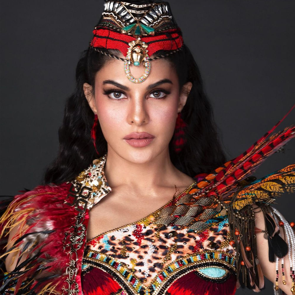 బాలీవుడ్‌ నటి జాక్వెలిన్‌ ఫెర్నాండెజ్‌ గురించి ప్రత్యేకించి చెప్పాలా..? జాక్వెలిన్‌ ఎప్పుడు సోషల్ మీడియాలో యాక్టీవ్ గా ఉంటూ డిఫరెంట్ స్టైల్లో ఫోటోషూట్ చేస్తూ అభిమానులను ఆకట్టుకుంటూ ఉంటుంది. తాజాగా ఈ ముద్దుగుమ్మ మరోసారి ఫోటోషూట్ చేసి తనదైన శైలితో అందరిని తనవైపు తిప్పుకుంది. తాజా ఫొటోస్ చూస్తే పడిపోవాల్సిందే.