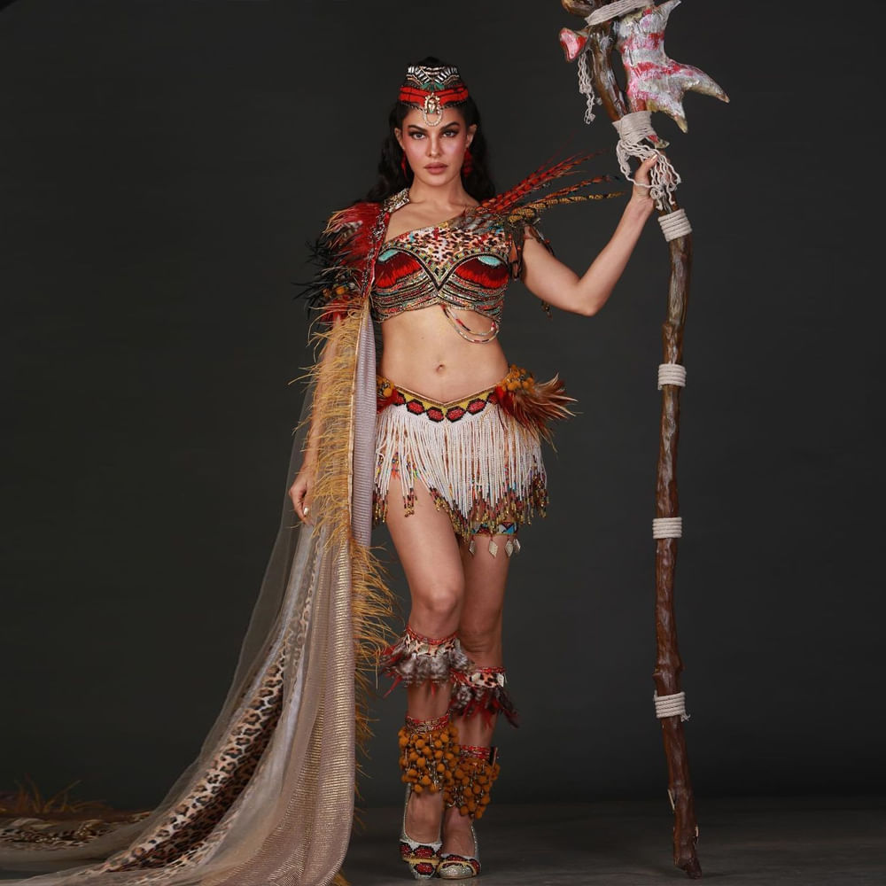 బాలీవుడ్‌ నటి జాక్వెలిన్‌ ఫెర్నాండెజ్‌ గురించి ప్రత్యేకించి చెప్పాలా..? జాక్వెలిన్‌ ఎప్పుడు సోషల్ మీడియాలో యాక్టీవ్ గా ఉంటూ డిఫరెంట్ స్టైల్లో ఫోటోషూట్ చేస్తూ అభిమానులను ఆకట్టుకుంటూ ఉంటుంది. తాజాగా ఈ ముద్దుగుమ్మ మరోసారి ఫోటోషూట్ చేసి తనదైన శైలితో అందరిని తనవైపు తిప్పుకుంది. తాజా ఫొటోస్ చూస్తే పడిపోవాల్సిందే.