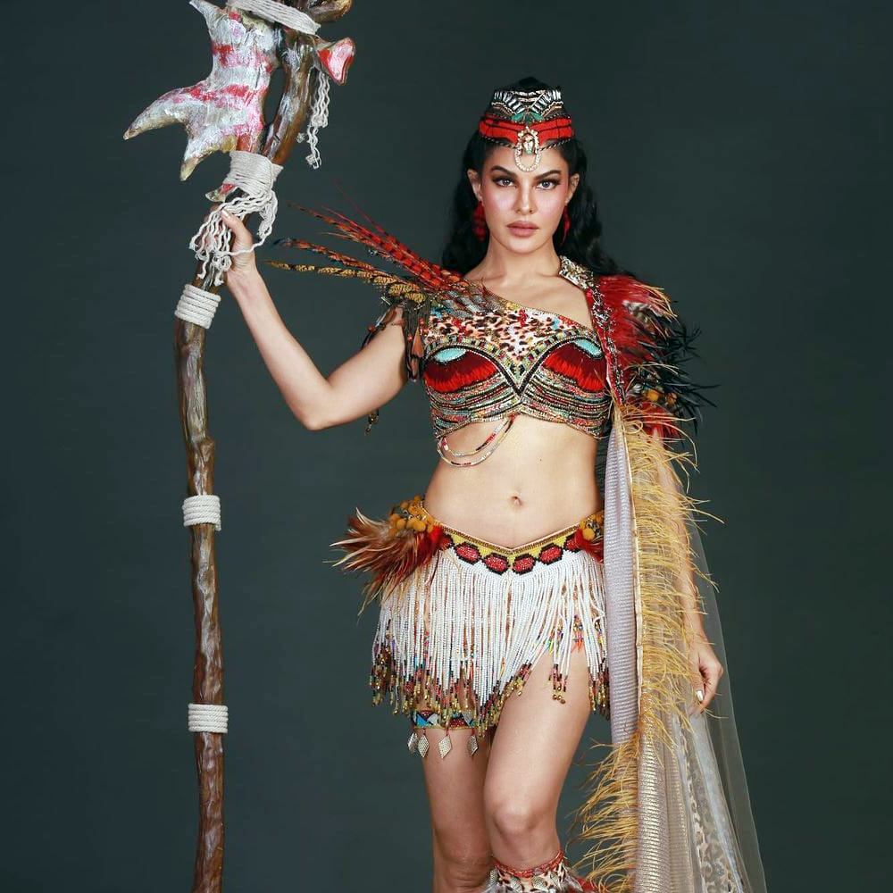 బాలీవుడ్‌ నటి జాక్వెలిన్‌ ఫెర్నాండెజ్‌ గురించి ప్రత్యేకించి చెప్పాలా..? జాక్వెలిన్‌ ఎప్పుడు సోషల్ మీడియాలో యాక్టీవ్ గా ఉంటూ డిఫరెంట్ స్టైల్లో ఫోటోషూట్ చేస్తూ అభిమానులను ఆకట్టుకుంటూ ఉంటుంది. తాజాగా ఈ ముద్దుగుమ్మ మరోసారి ఫోటోషూట్ చేసి తనదైన శైలితో అందరిని తనవైపు తిప్పుకుంది. తాజా ఫొటోస్ చూస్తే పడిపోవాల్సిందే.