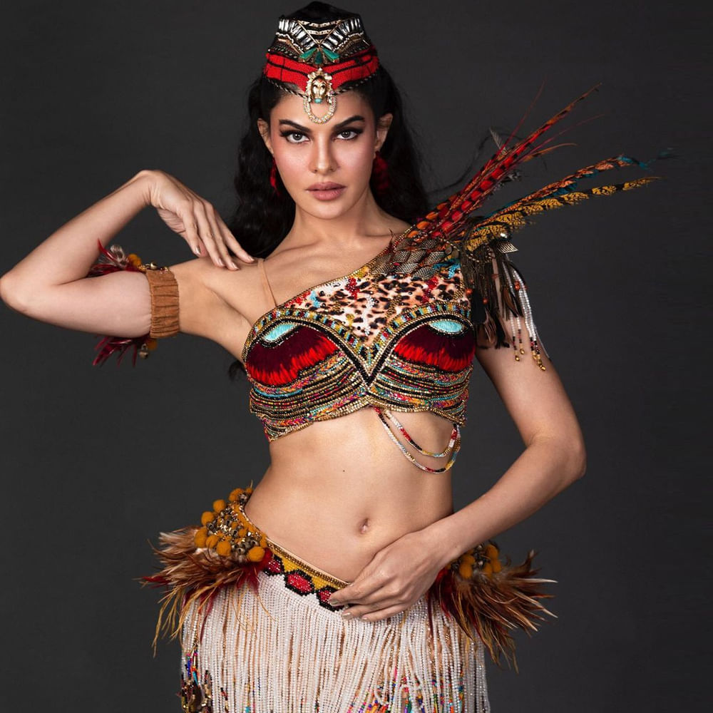 బాలీవుడ్‌ నటి జాక్వెలిన్‌ ఫెర్నాండెజ్‌ గురించి ప్రత్యేకించి చెప్పాలా..? జాక్వెలిన్‌ ఎప్పుడు సోషల్ మీడియాలో యాక్టీవ్ గా ఉంటూ డిఫరెంట్ స్టైల్లో ఫోటోషూట్ చేస్తూ అభిమానులను ఆకట్టుకుంటూ ఉంటుంది. తాజాగా ఈ ముద్దుగుమ్మ మరోసారి ఫోటోషూట్ చేసి తనదైన శైలితో అందరిని తనవైపు తిప్పుకుంది. తాజా ఫొటోస్ చూస్తే పడిపోవాల్సిందే.