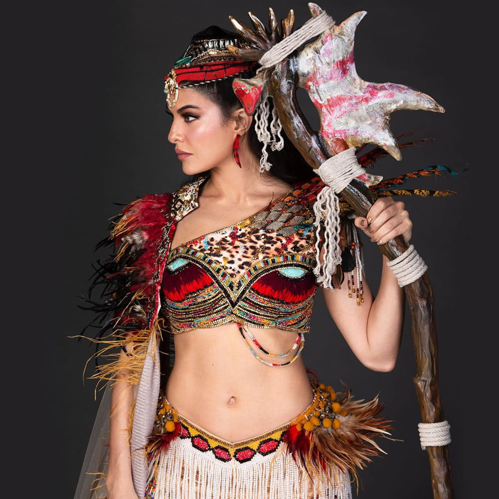 బాలీవుడ్‌ నటి జాక్వెలిన్‌ ఫెర్నాండెజ్‌ గురించి ప్రత్యేకించి చెప్పాలా..? జాక్వెలిన్‌ ఎప్పుడు సోషల్ మీడియాలో యాక్టీవ్ గా ఉంటూ డిఫరెంట్ స్టైల్లో ఫోటోషూట్ చేస్తూ అభిమానులను ఆకట్టుకుంటూ ఉంటుంది. తాజాగా ఈ ముద్దుగుమ్మ మరోసారి ఫోటోషూట్ చేసి తనదైన శైలితో అందరిని తనవైపు తిప్పుకుంది. తాజా ఫొటోస్ చూస్తే పడిపోవాల్సిందే.