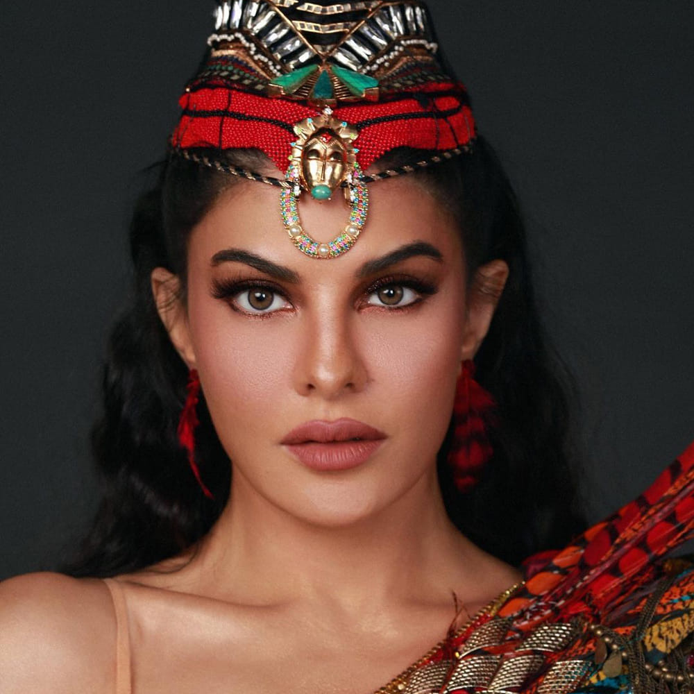 బాలీవుడ్‌ నటి జాక్వెలిన్‌ ఫెర్నాండెజ్‌ గురించి ప్రత్యేకించి చెప్పాలా..? జాక్వెలిన్‌ ఎప్పుడు సోషల్ మీడియాలో యాక్టీవ్ గా ఉంటూ డిఫరెంట్ స్టైల్లో ఫోటోషూట్ చేస్తూ అభిమానులను ఆకట్టుకుంటూ ఉంటుంది. తాజాగా ఈ ముద్దుగుమ్మ మరోసారి ఫోటోషూట్ చేసి తనదైన శైలితో అందరిని తనవైపు తిప్పుకుంది. తాజా ఫొటోస్ చూస్తే పడిపోవాల్సిందే.