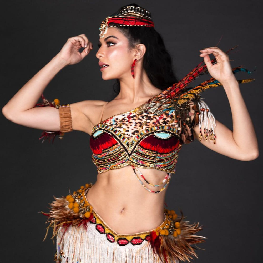 బాలీవుడ్‌ నటి జాక్వెలిన్‌ ఫెర్నాండెజ్‌ గురించి ప్రత్యేకించి చెప్పాలా..? జాక్వెలిన్‌ ఎప్పుడు సోషల్ మీడియాలో యాక్టీవ్ గా ఉంటూ డిఫరెంట్ స్టైల్లో ఫోటోషూట్ చేస్తూ అభిమానులను ఆకట్టుకుంటూ ఉంటుంది. తాజాగా ఈ ముద్దుగుమ్మ మరోసారి ఫోటోషూట్ చేసి తనదైన శైలితో అందరిని తనవైపు తిప్పుకుంది. తాజా ఫొటోస్ చూస్తే పడిపోవాల్సిందే.