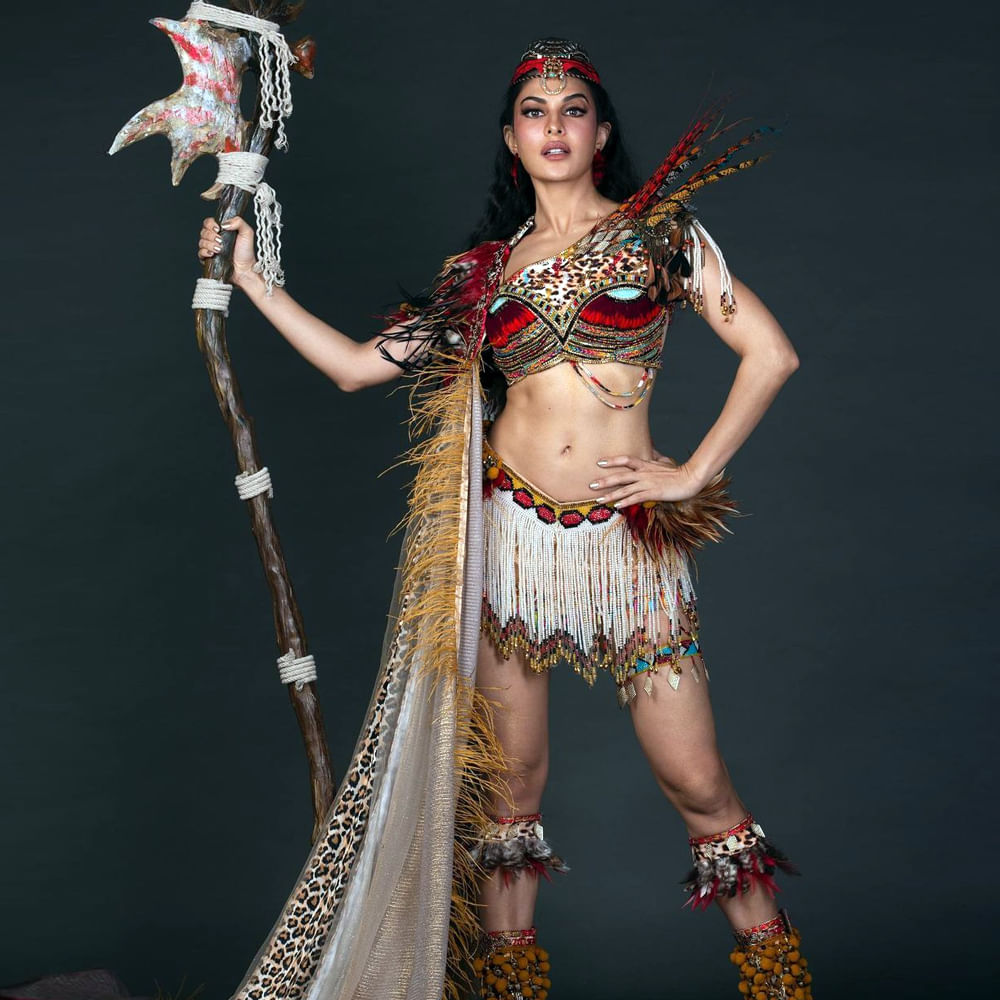 బాలీవుడ్‌ నటి జాక్వెలిన్‌ ఫెర్నాండెజ్‌ గురించి ప్రత్యేకించి చెప్పాలా..? జాక్వెలిన్‌ ఎప్పుడు సోషల్ మీడియాలో యాక్టీవ్ గా ఉంటూ డిఫరెంట్ స్టైల్లో ఫోటోషూట్ చేస్తూ అభిమానులను ఆకట్టుకుంటూ ఉంటుంది. తాజాగా ఈ ముద్దుగుమ్మ మరోసారి ఫోటోషూట్ చేసి తనదైన శైలితో అందరిని తనవైపు తిప్పుకుంది. తాజా ఫొటోస్ చూస్తే పడిపోవాల్సిందే.