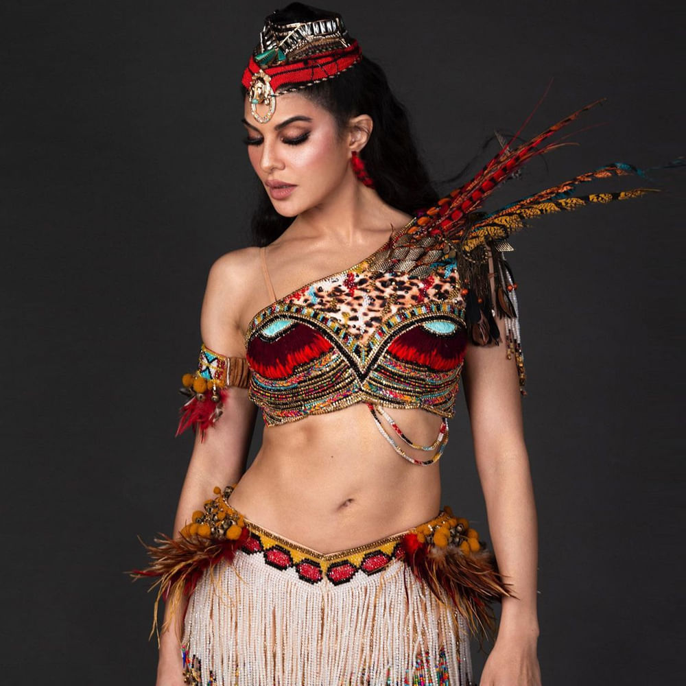 బాలీవుడ్‌ నటి జాక్వెలిన్‌ ఫెర్నాండెజ్‌ గురించి ప్రత్యేకించి చెప్పాలా..? జాక్వెలిన్‌ ఎప్పుడు సోషల్ మీడియాలో యాక్టీవ్ గా ఉంటూ డిఫరెంట్ స్టైల్లో ఫోటోషూట్ చేస్తూ అభిమానులను ఆకట్టుకుంటూ ఉంటుంది. తాజాగా ఈ ముద్దుగుమ్మ మరోసారి ఫోటోషూట్ చేసి తనదైన శైలితో అందరిని తనవైపు తిప్పుకుంది. తాజా ఫొటోస్ చూస్తే పడిపోవాల్సిందే.