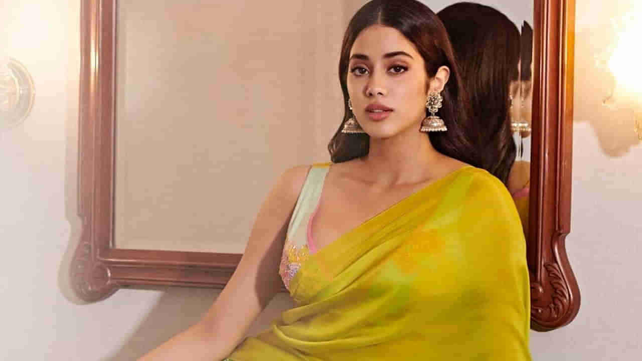 Janhvi Kapoor: బ్లాక్ కలర్ డ్రస్‌లో అందాలు వడ్డిస్తోంన్న జాన్వీ.. ఇలా అయితే కుర్రాళ్ళ పరిస్థితి ఏంటి