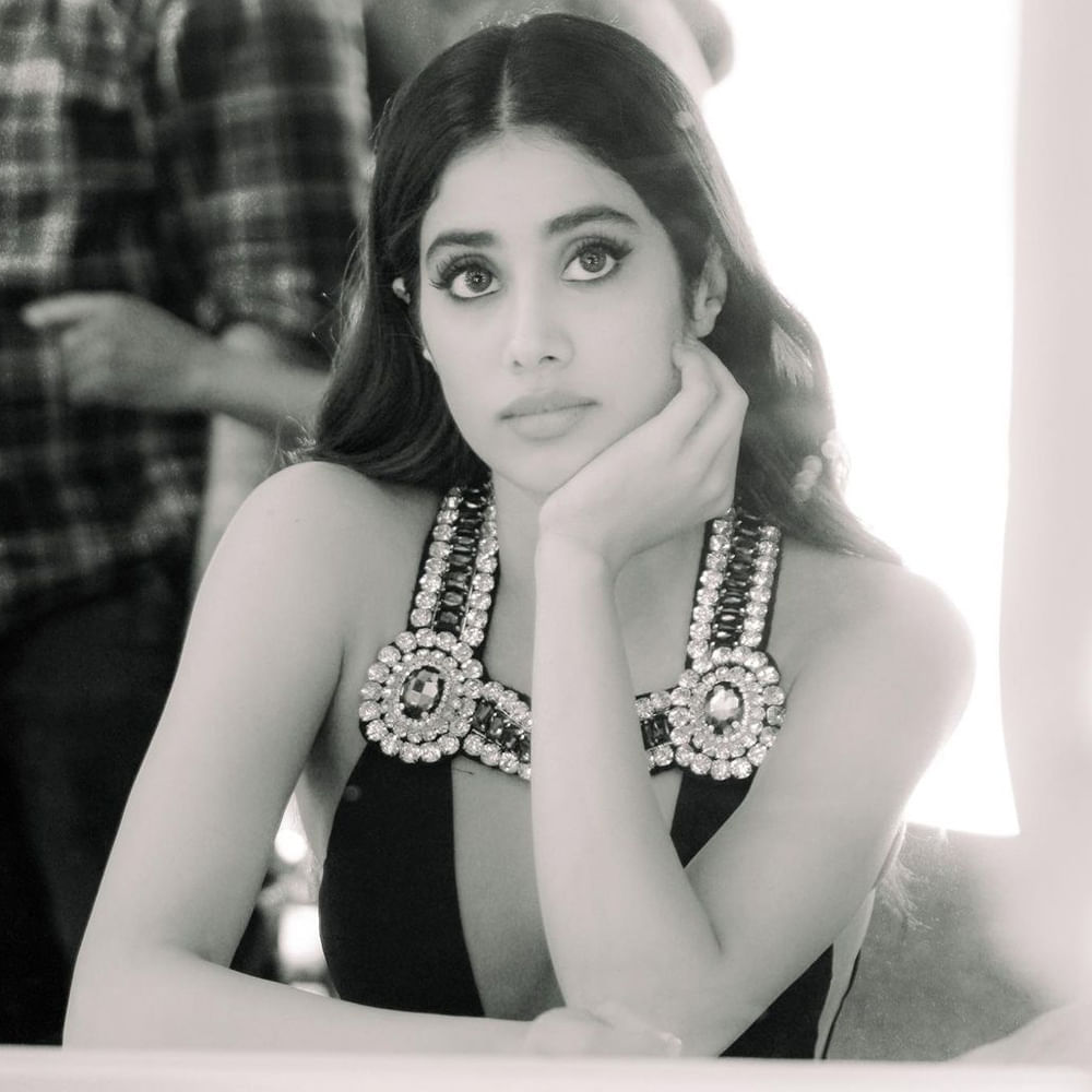 Janhvi Kapoor, who entered the industry as the daughter of beauty star Sridevi, is creating her own image.  Bollywood has its own style. If you see the latest pictures of this lady, you will keep staring.