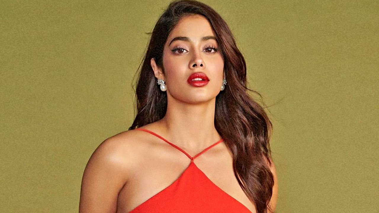 Janhvi Kapoor: అమ్మబాబోయ్.. మరోసారి అందాలతో రెచ్చిపోయిన జాన్వీ కపూర్